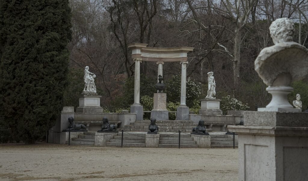 Parque de El Capricho-03 exedra.jpg