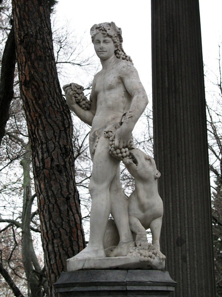 Detalle de una estatua del templete en El Capricho