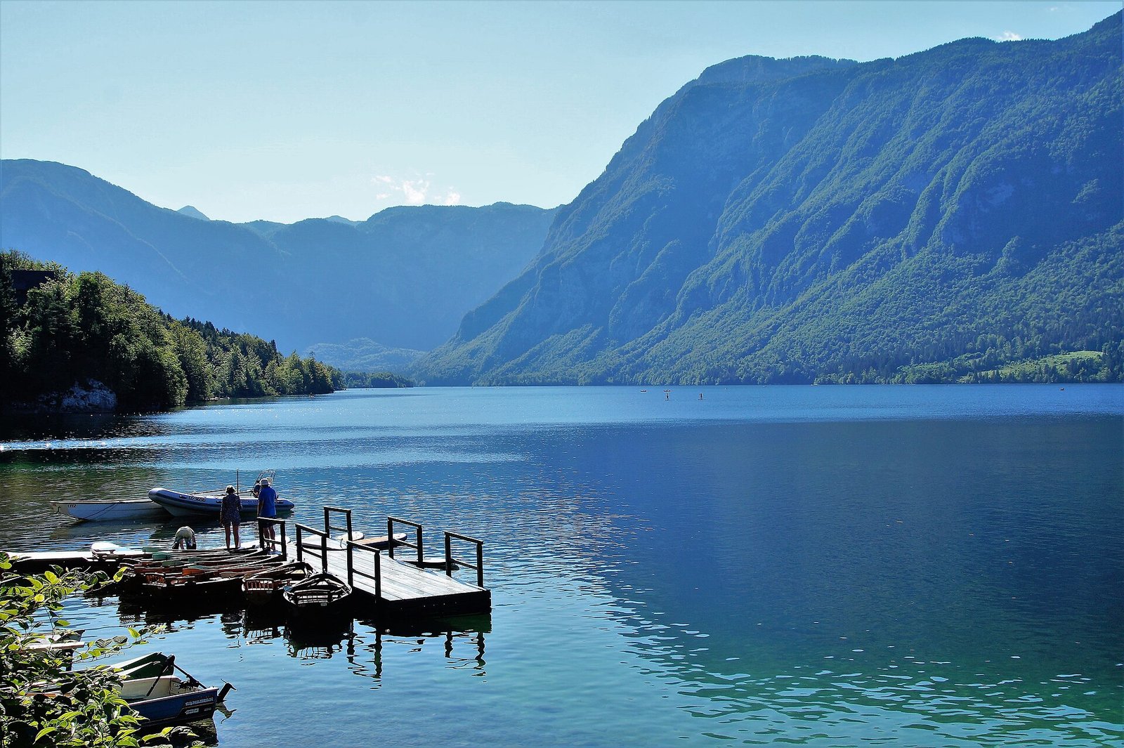 Las orillas del lago de Bohinj, entre las montañas del valle.
