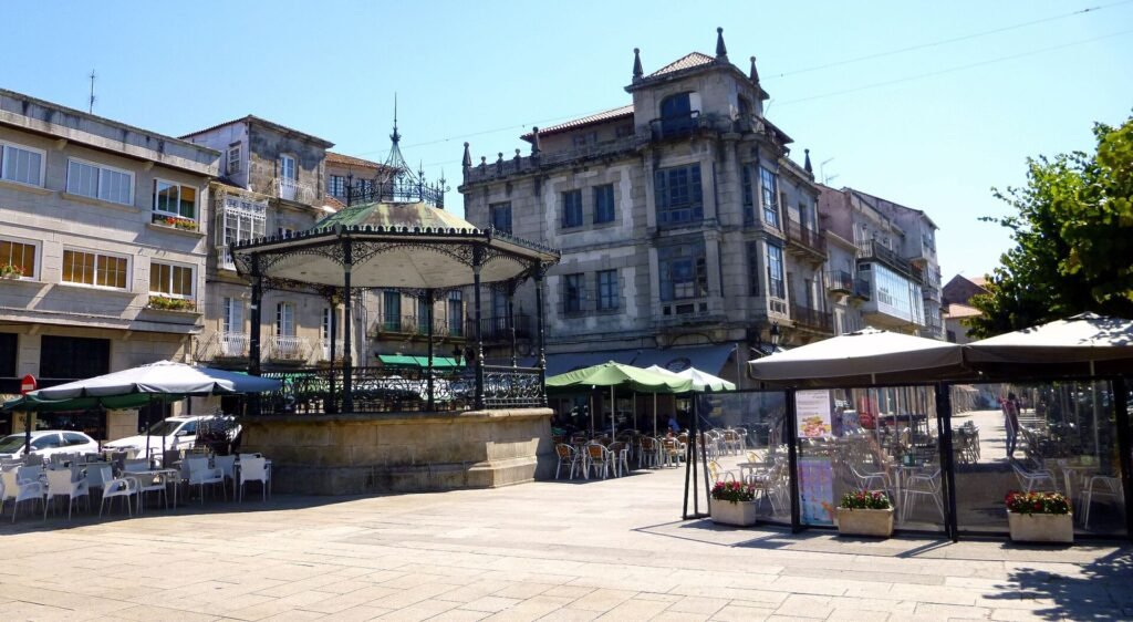 Una plaza del casco histórico de Tui, punto de partida del viaje.