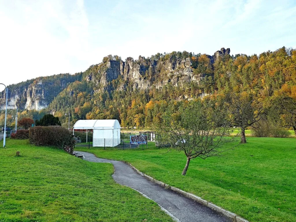 Los riscos de Bastei vistos desde el entorno de Rathen.