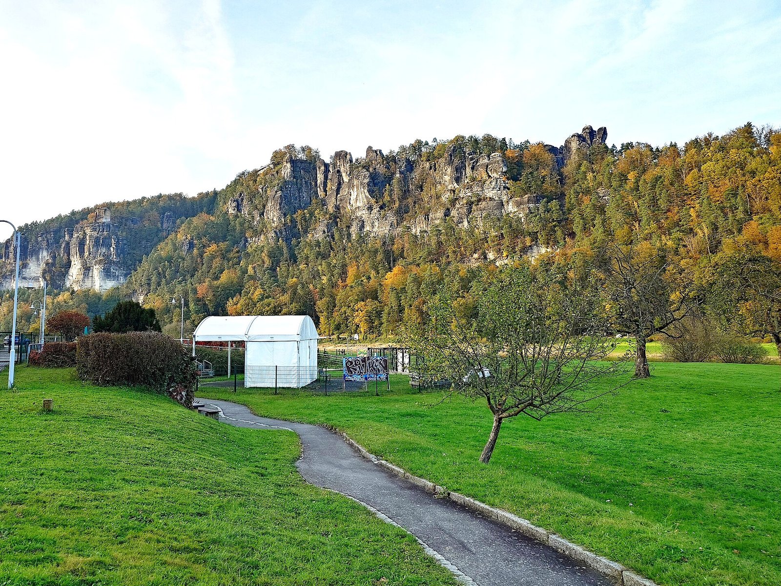 Los riscos de Bastei vistos desde el entorno de Rathen.